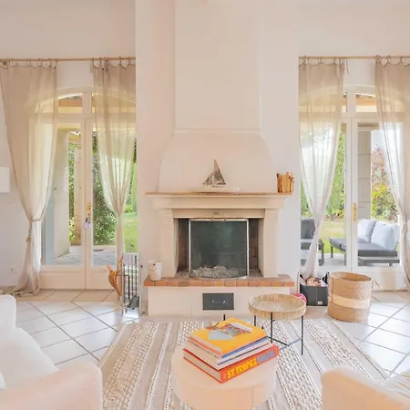 Апартаменты Spacious With Pool & A-c For 8 - Sea View