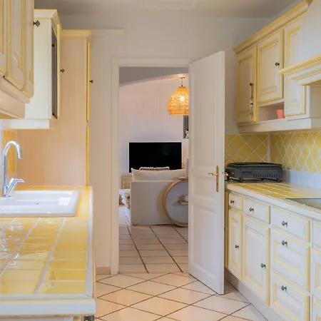 Spacious With Pool & A-c For 8 - Sea View