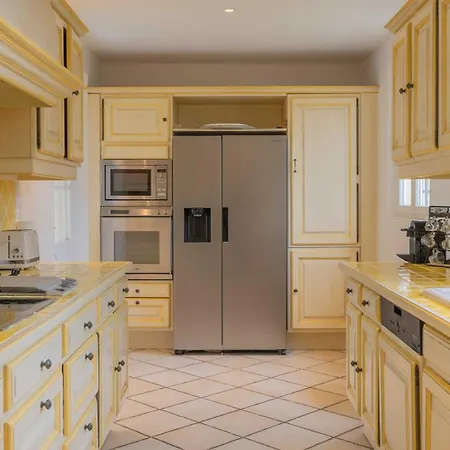 Spacious With Pool & A-c For 8 - Sea View *