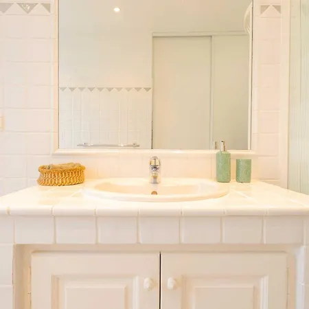 Апартаменты Spacious With Pool & A-c For 8 - Sea View Гримо