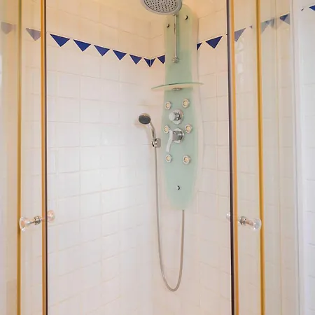 Spacious With Pool & A-c For 8 - Sea View *