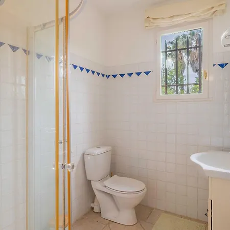 Spacious With Pool & A-c For 8 - Sea View Apartament *