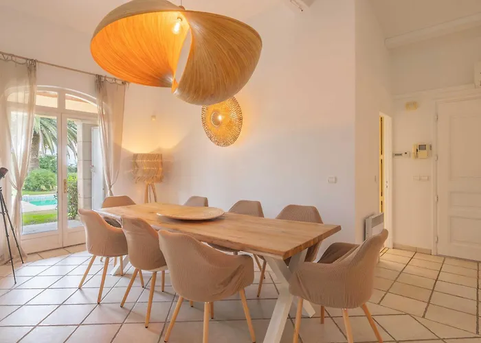 Spacious With Pool & A-c For 8 - Sea View Апартаменты *