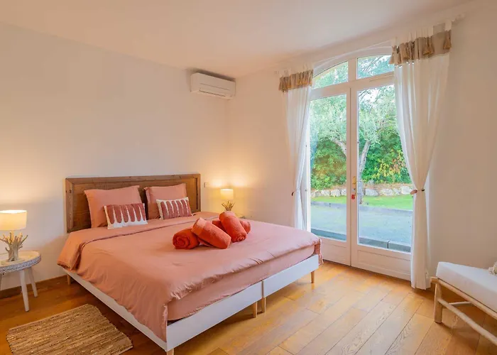 Spacious With Pool & A-c For 8 - Sea View Apartmán