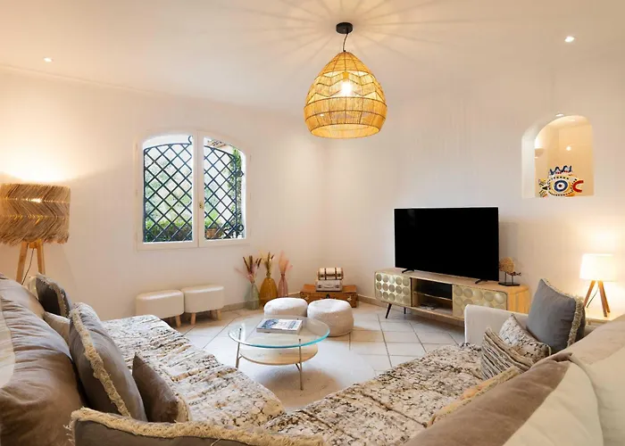 Spacious With Pool & A-c For 8 - Sea View