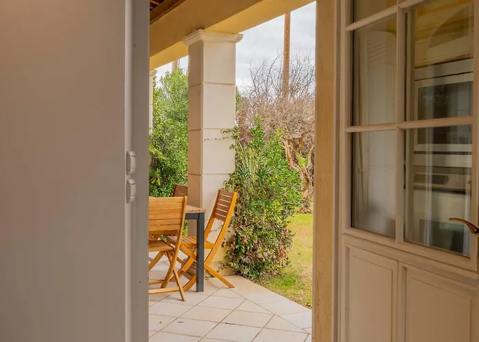 Spacious With Pool & A-c For 8 - Sea View