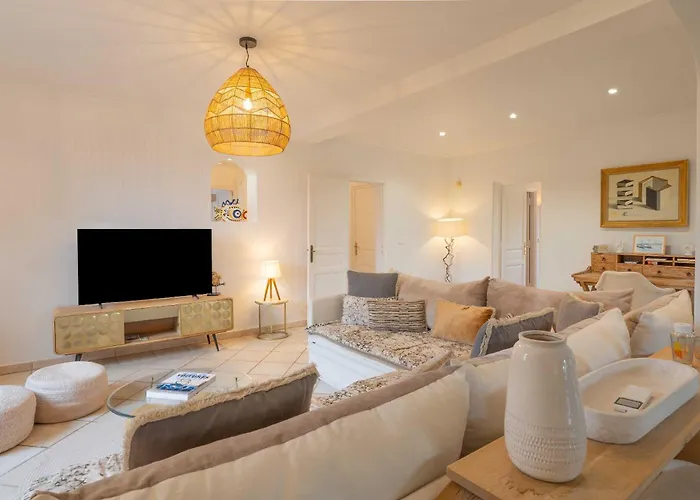 Spacious With Pool & A-c For 8 - Sea View Гримо