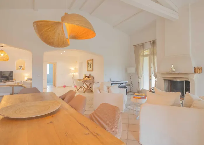 Апартаменты Spacious With Pool & A-c For 8 - Sea View