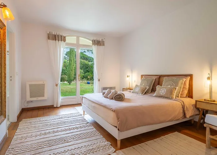 Spacious With Pool & A-c For 8 - Sea View