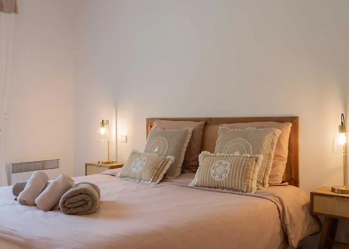 Апартаменты Spacious With Pool & A-c For 8 - Sea View