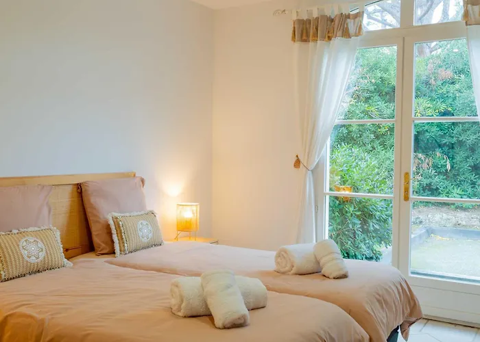 Апартаменты Spacious With Pool & A-c For 8 - Sea View *