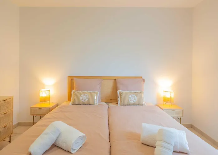 Апартаменты Spacious With Pool & A-c For 8 - Sea View Гримо