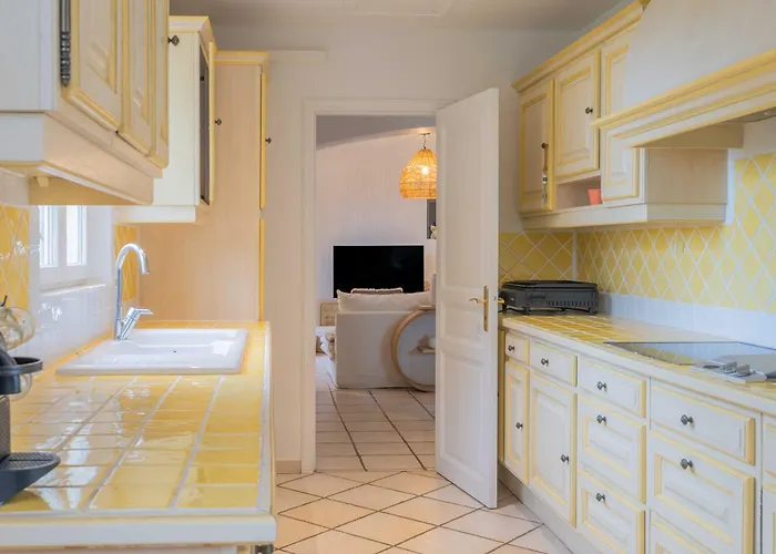 Spacious With Pool & A-c For 8 - Sea View