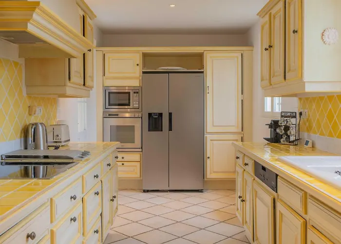 Spacious With Pool & A-c For 8 - Sea View *