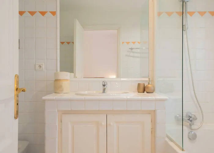 Апартаменты Spacious With Pool & A-c For 8 - Sea View Гримо