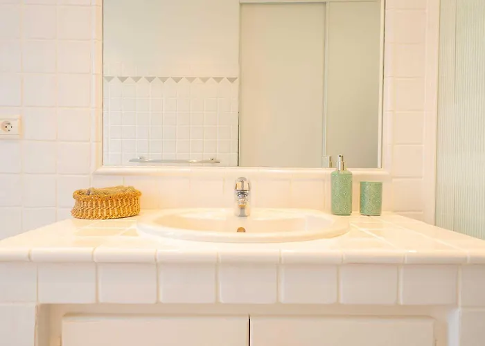 Spacious With Pool & A-c For 8 - Sea View * Гримо