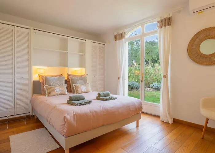 Spacious With Pool & A-c For 8 - Sea View