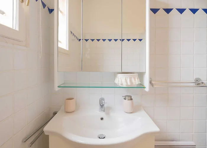 Spacious With Pool & A-c For 8 - Sea View Apartman *