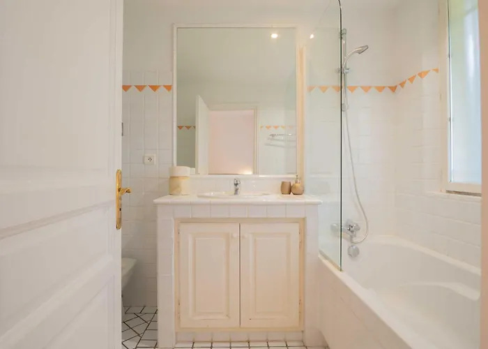 Spacious With Pool & A-c For 8 - Sea View *